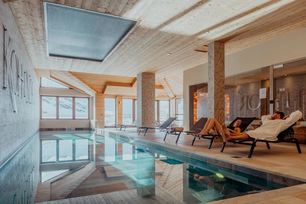 Piscine intérieure du spa de l’hôtel Koh-I Nor